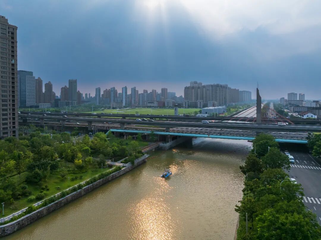 严俊  《与光同行》 2025年7月摄于常州 小船在光影中缓行.JPG