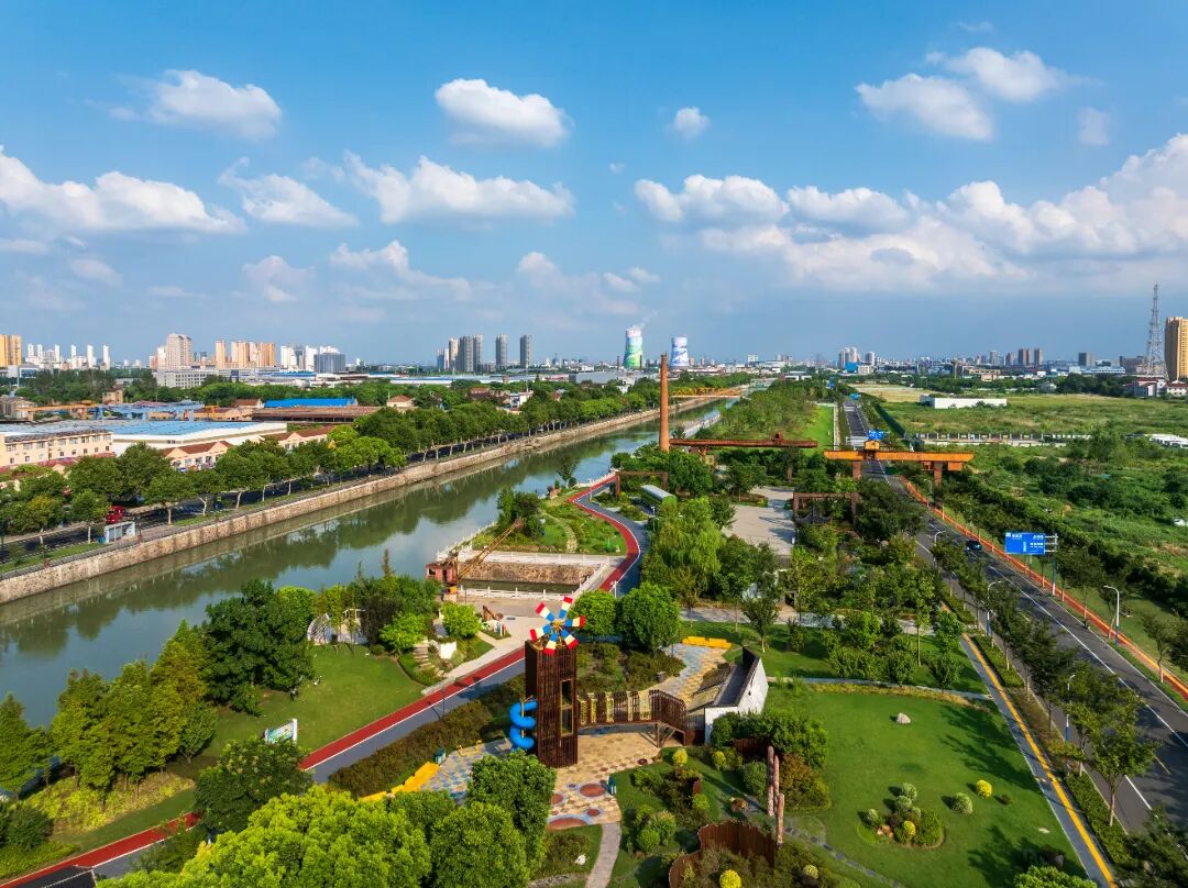 严俊 《色彩斑斓的互动展馆》 2024年8月摄于常州  走入运河畔双拥广场，仿若闯入一片城市绿洲.JPG